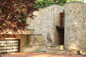 maison maître façade pierre jardin