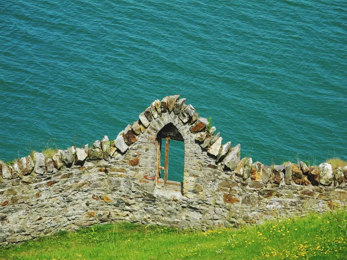 chapelle bretonne pierre granit mer