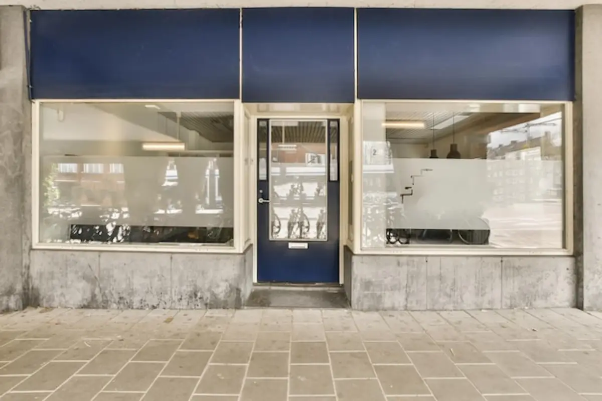 local commercial vitrine magasin