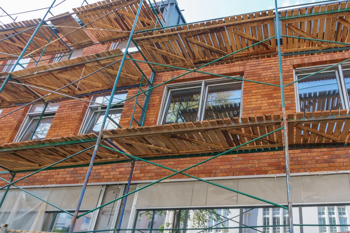 échafaudage maison voisin